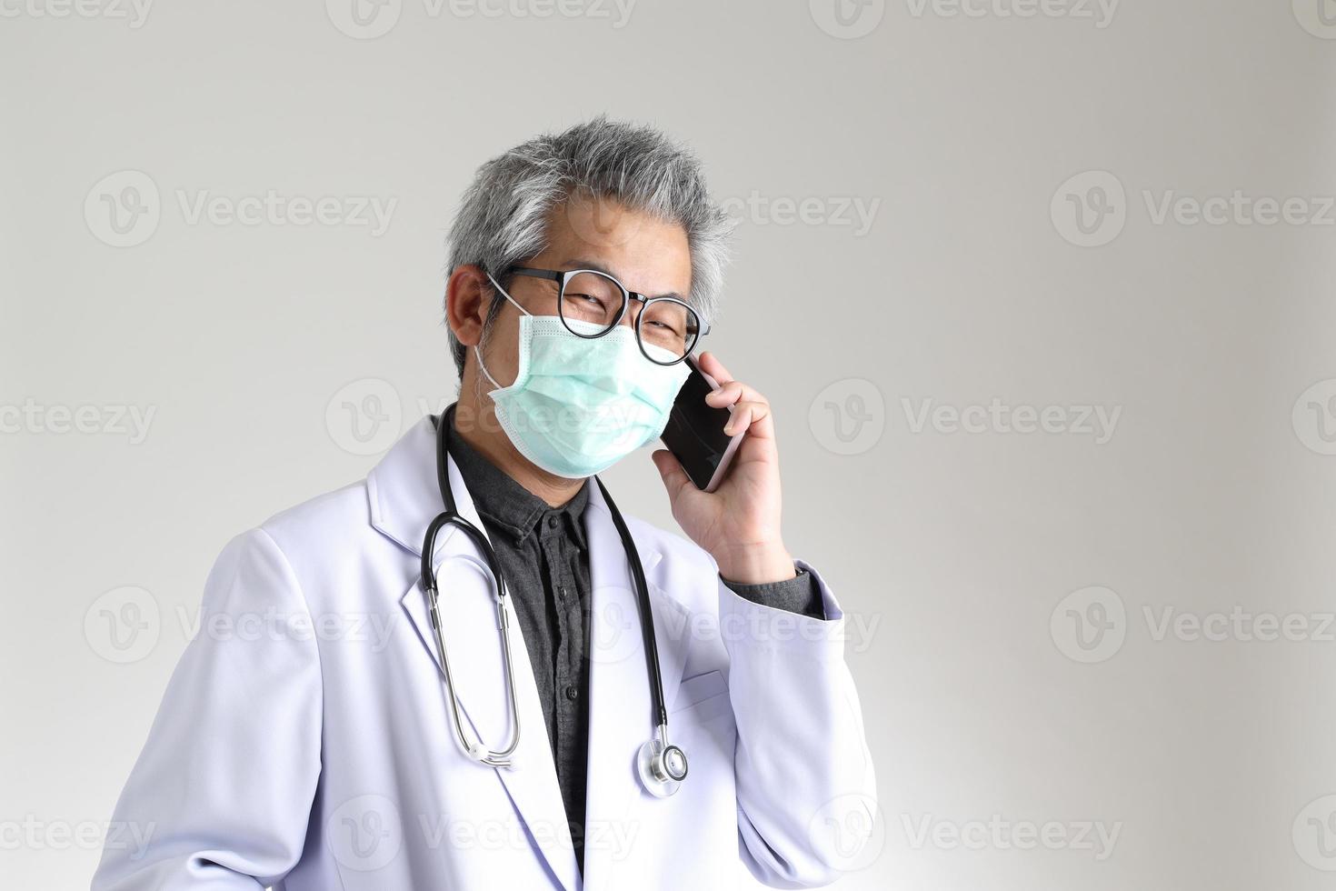 medico asiatico anziano foto