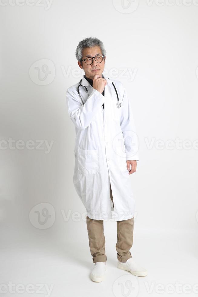 medico asiatico anziano foto