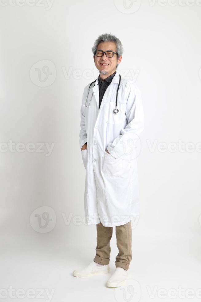 medico asiatico anziano foto