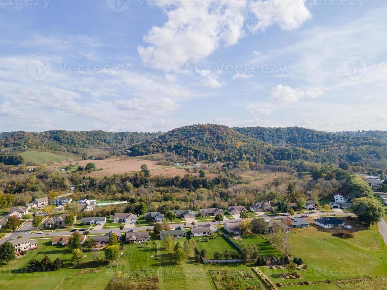 quartiere rurale e terreno agricolo in autunno nelle montagne del Midwest con alberi e campi agricoli paesaggistici aperti dopo il raccolto case unifamiliari adatte alle famiglie e parco di case mobili per la diversità. foto