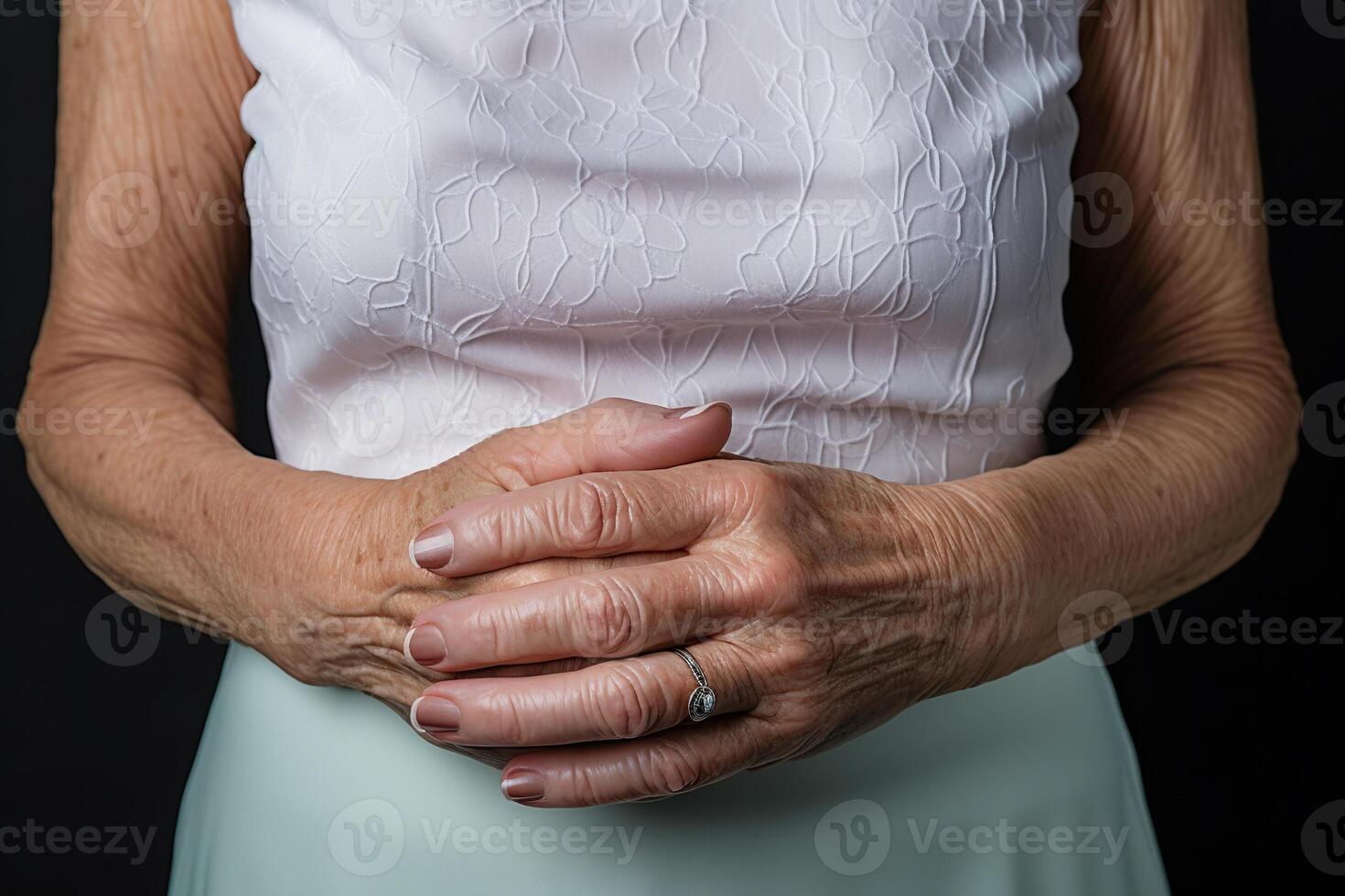 ai generato avvicinamento di ben curato mani con un' bellissimo manicure di un anziano donna. generato di artificiale intelligenza foto