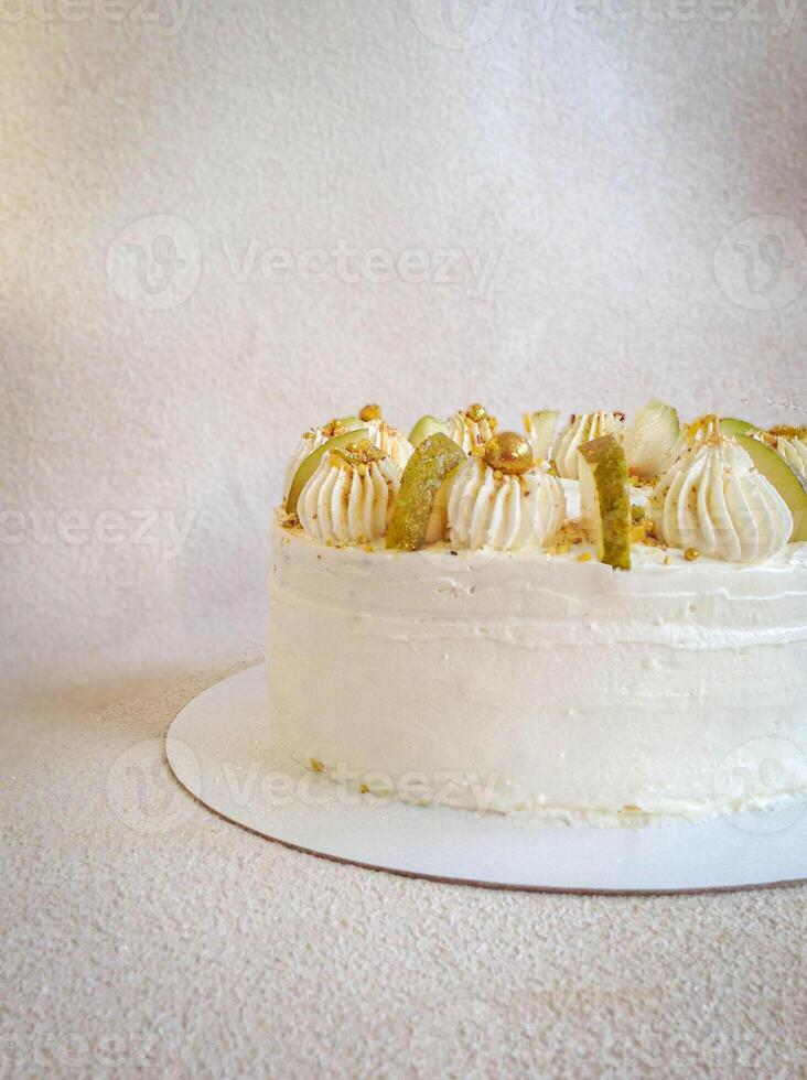 bianca torta con bianca crema e fette di Pera, lato Visualizza foto