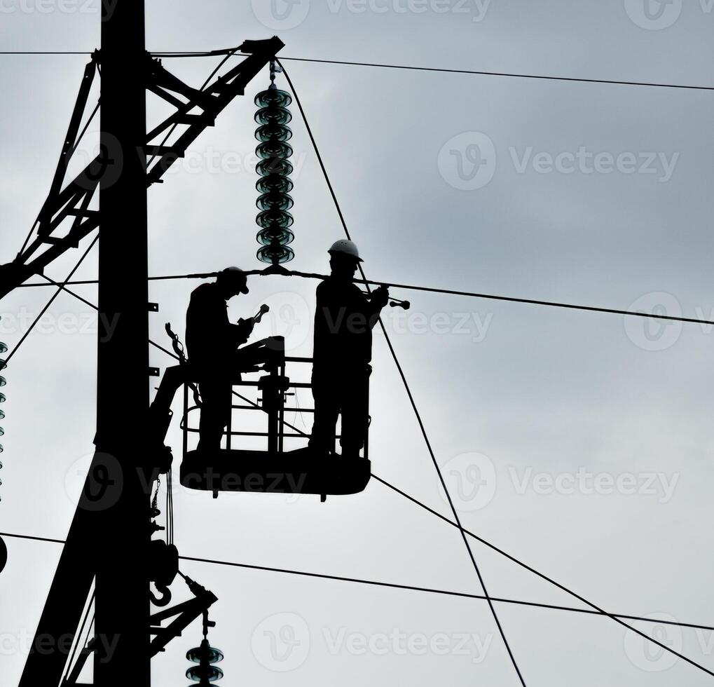 montaggio e installazione di nuovo supporto di un' energia linea foto