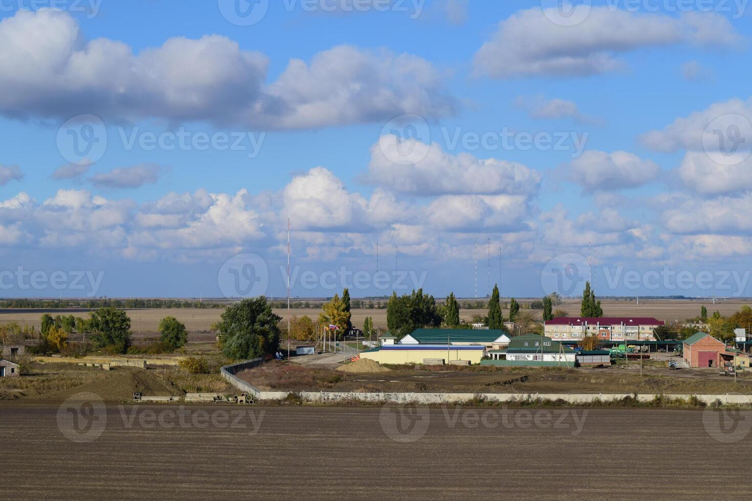 un' Visualizza a partire dal sopra di un' piccolo russo villaggio. rurale paesaggio. f foto