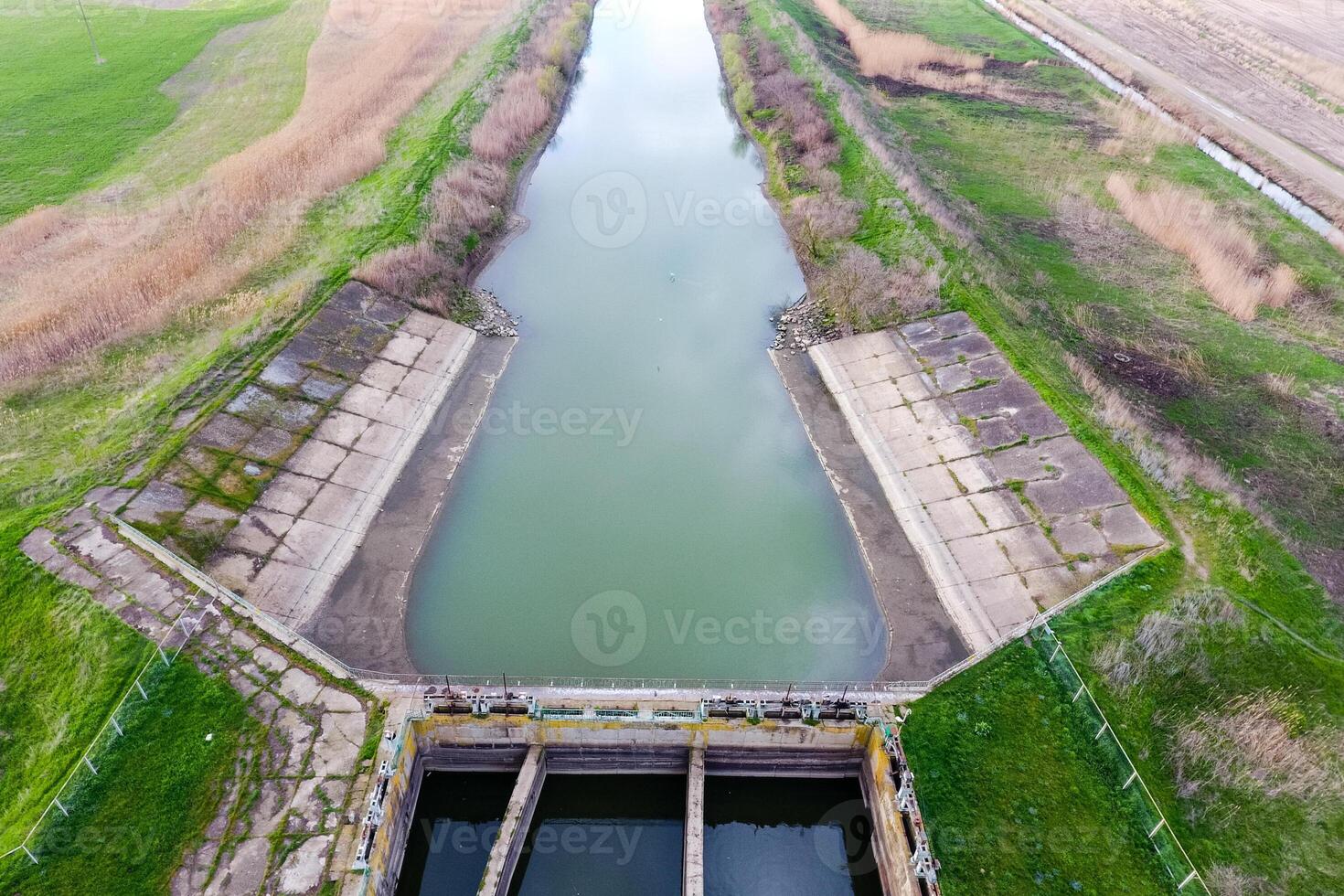 acqua pompaggio stazione di irrigazione sistema di riso campi. Visualizza foto