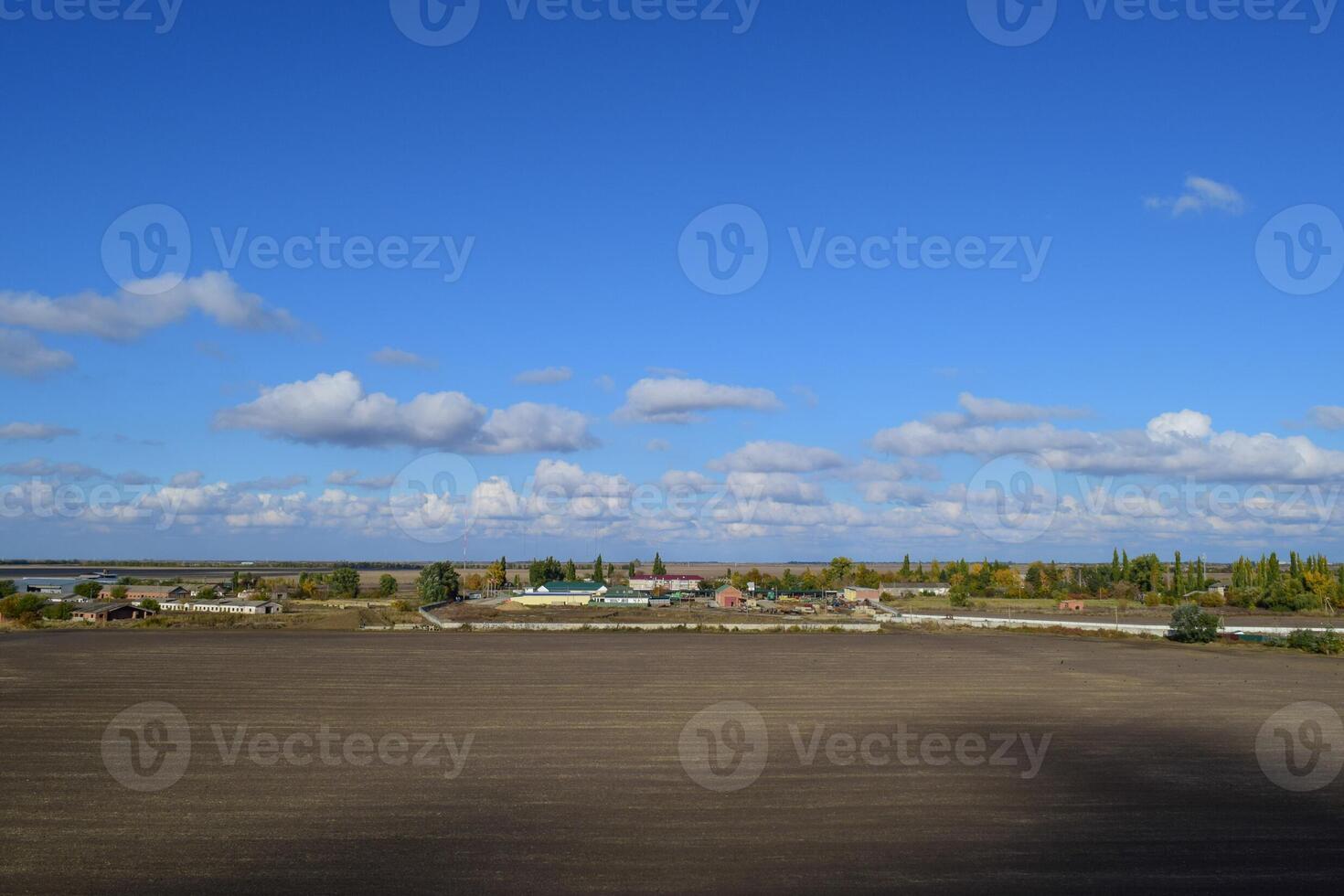 un' Visualizza a partire dal sopra di un' piccolo russo villaggio. rurale paesaggio. campo e villaggio. un' semiabbandonato villaggio. foto