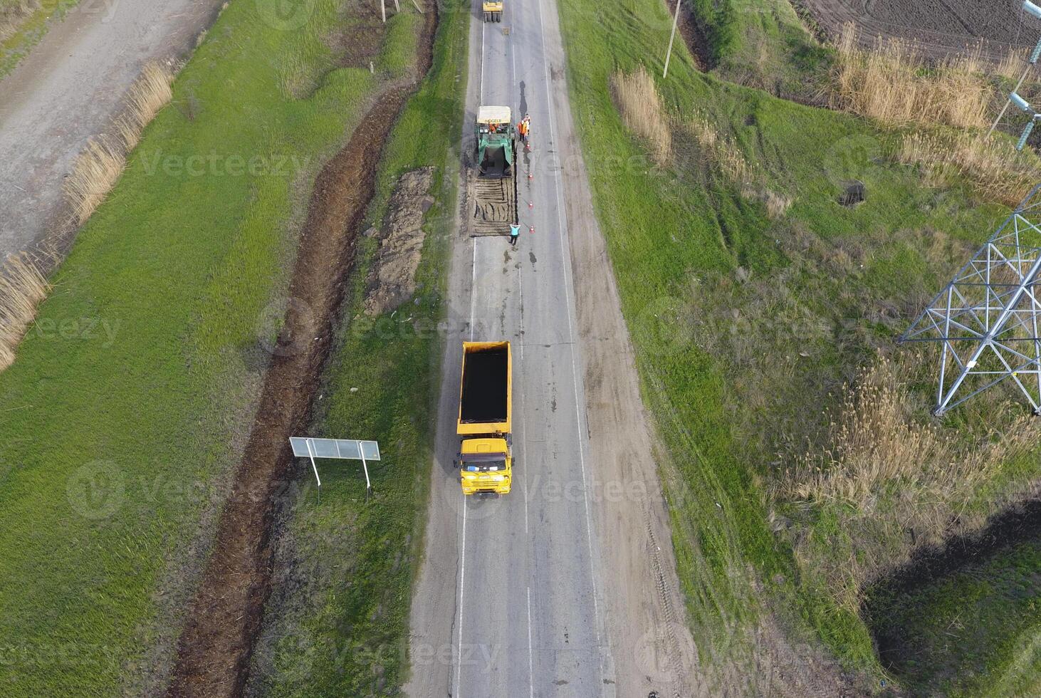 superiore Visualizza di il strada riparazione. tecniche per riparazione di asfalto. sostituzione di asfalto marciapiede. foto