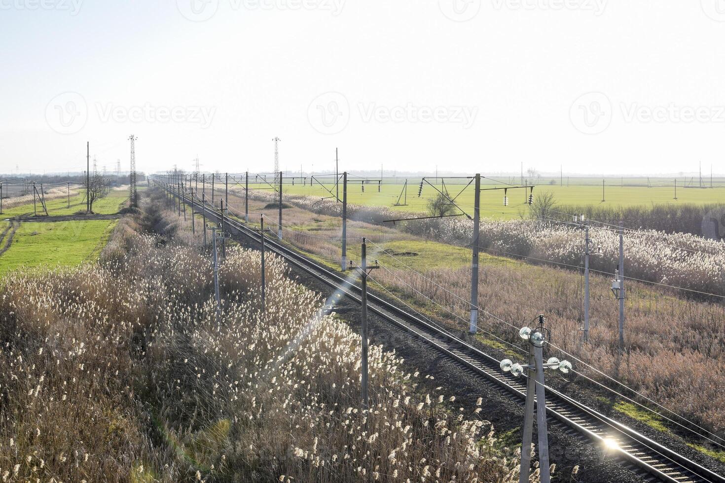 tracciare ferrovia. superiore Visualizza su il rotaie. alta tensione energia Linee per elettrico treni foto