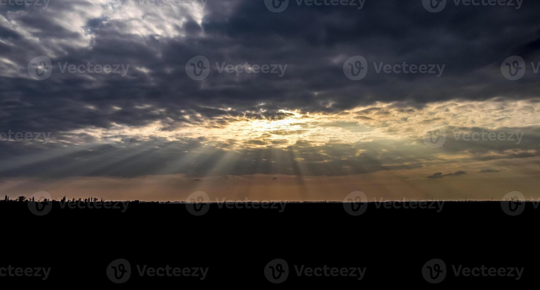 sole raggi rottura attraverso cumulo nuvole. celeste paesaggio foto