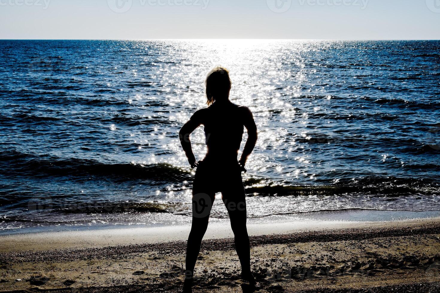 silhouette di un' bellissimo ragazza figura su il sfondo di il mare a tramonto foto