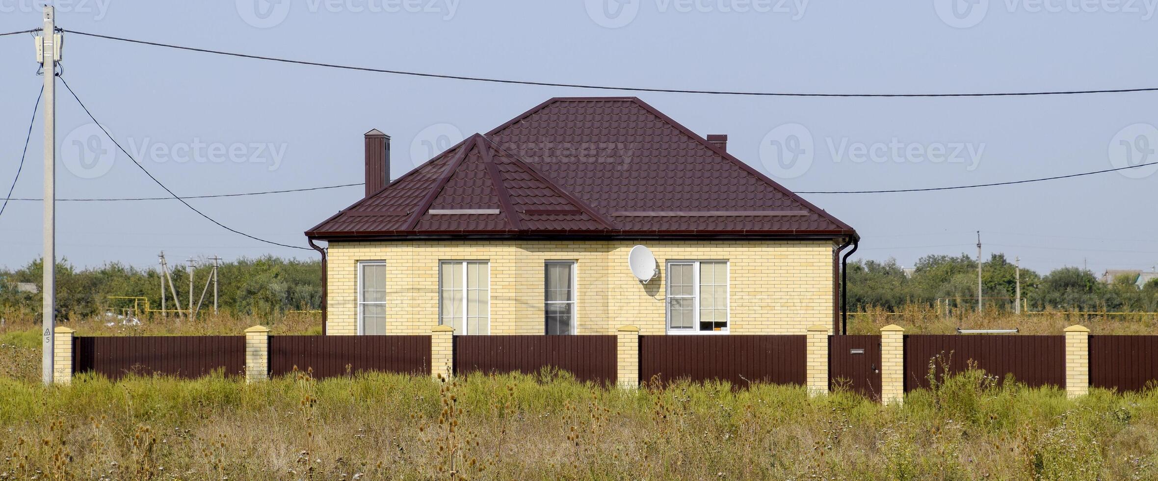 il Casa con plastica finestre e un' tetto di ondulato foglio foto