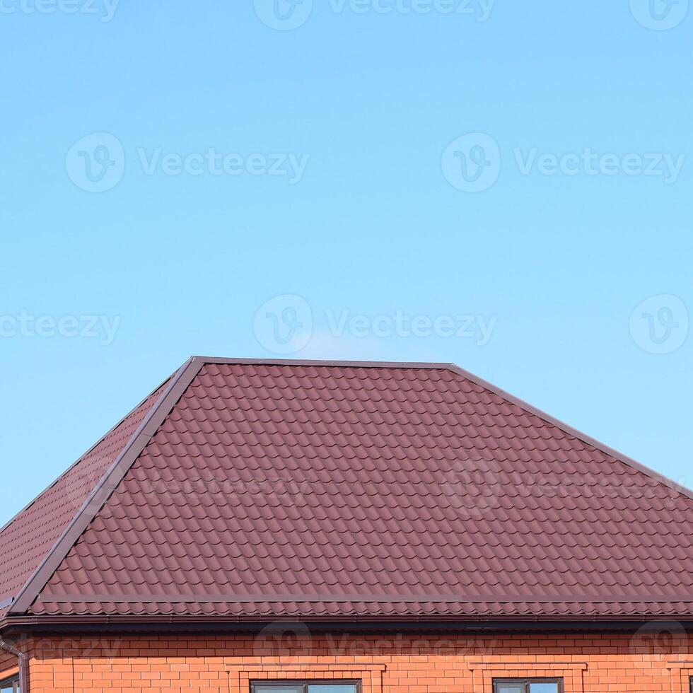 Casa con un' tetto fatto di metallo lenzuola foto