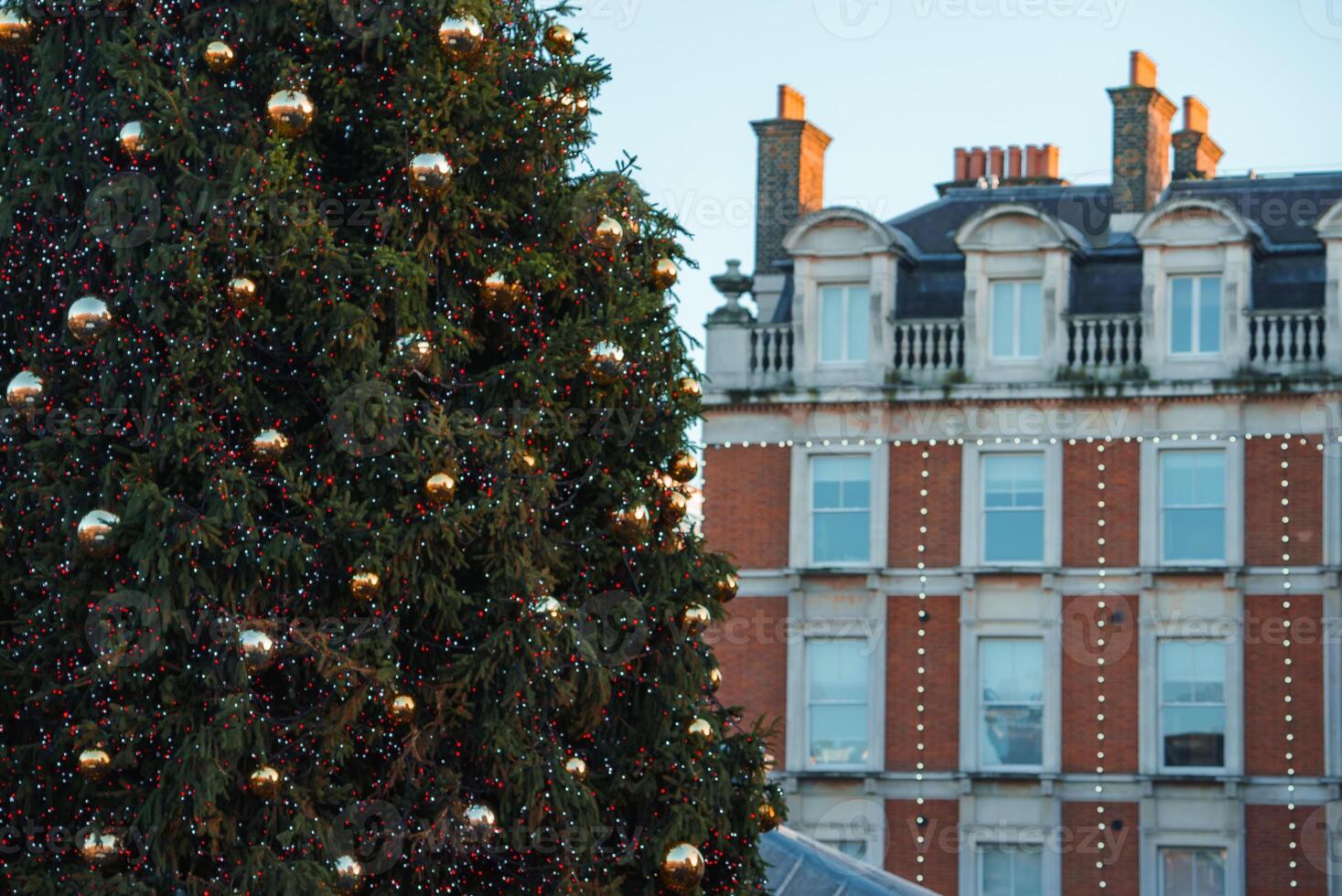 di Londra festivo Natale albero ornato con brillante d'oro palline, UK foto