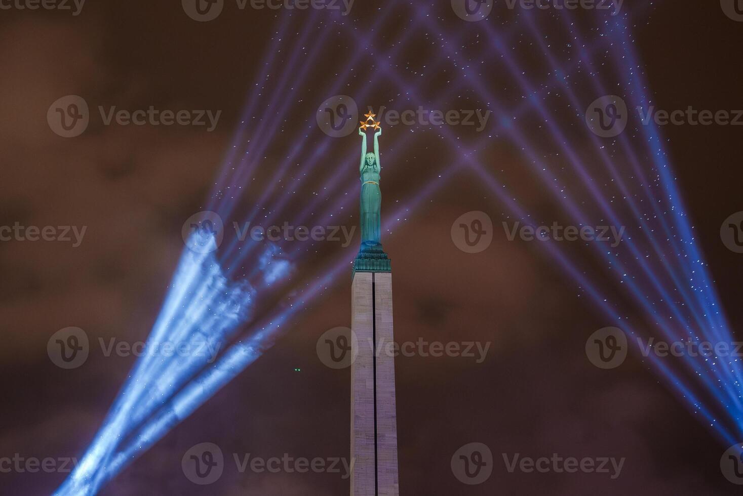 illuminato la libertà monumento nel riga a notte festeggiare della lettonia indipendenza foto