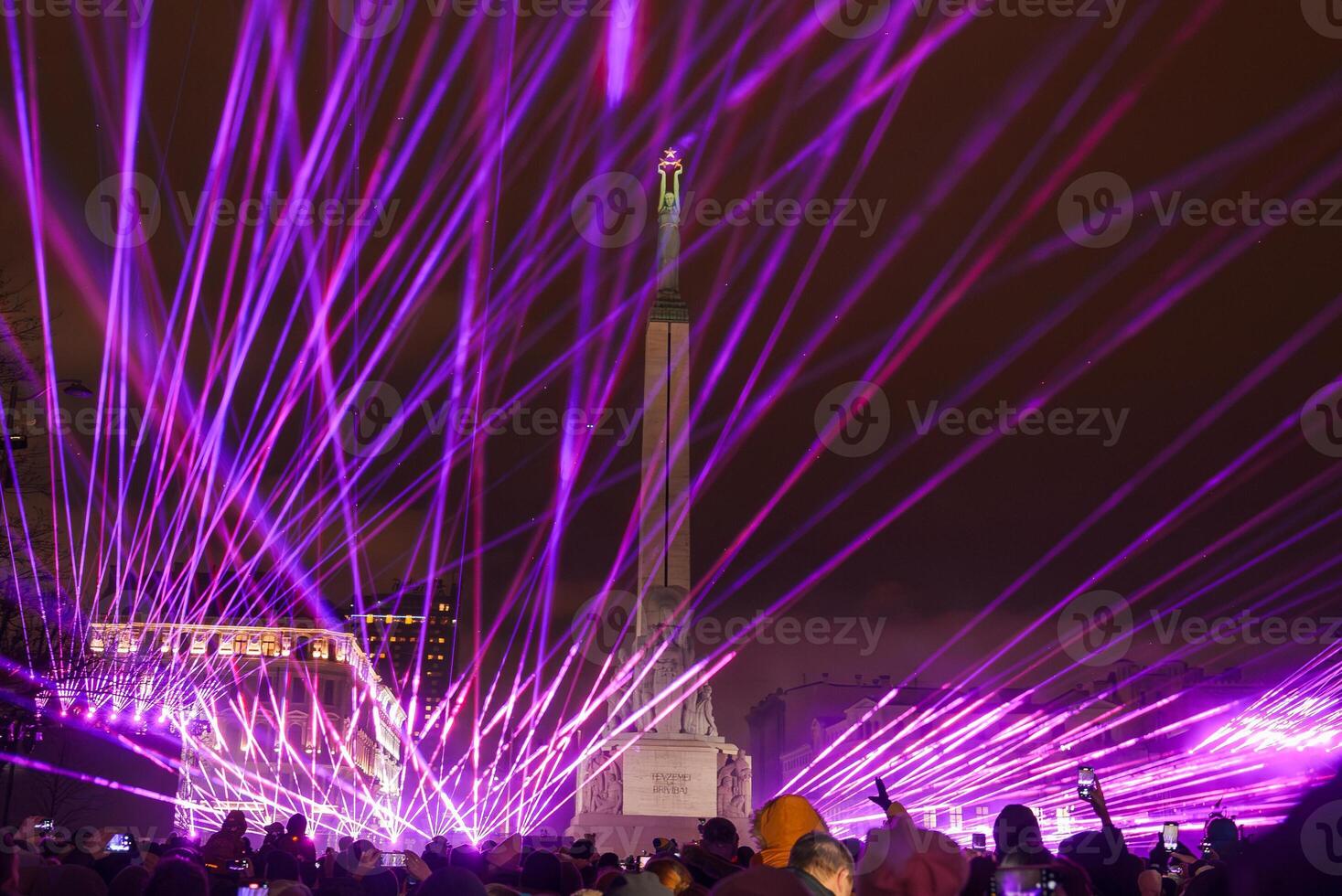 Esperienza il vivace ore notturne laser mostrare a il la libertà monumento nel riga. foto