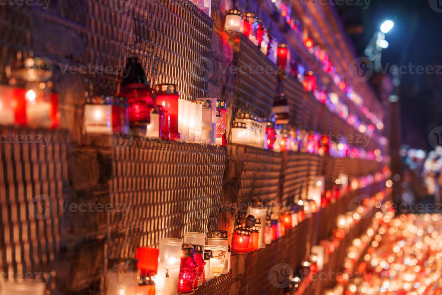 illuminazione candele nel solenne ricordo di della lettonia giorno di indipendenza foto