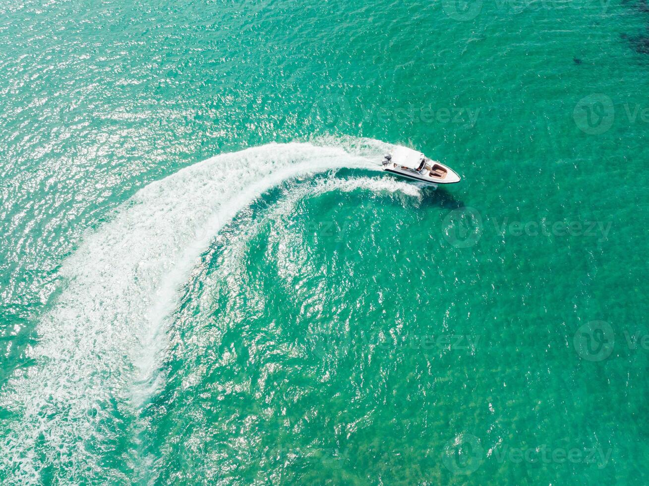 un' barca è in viaggio attraverso il acqua foto