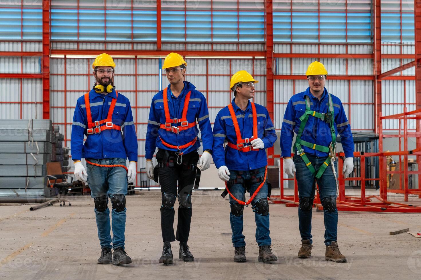 artigiani squadra è riuscito e fa alto cinque motivazione nel un' fabbrica salaprofessionale industria ingegnere e fabbrica caposquadra lavoratore squadra persona indossare sicurezza casco difficile cappello, tecnico squadra. foto