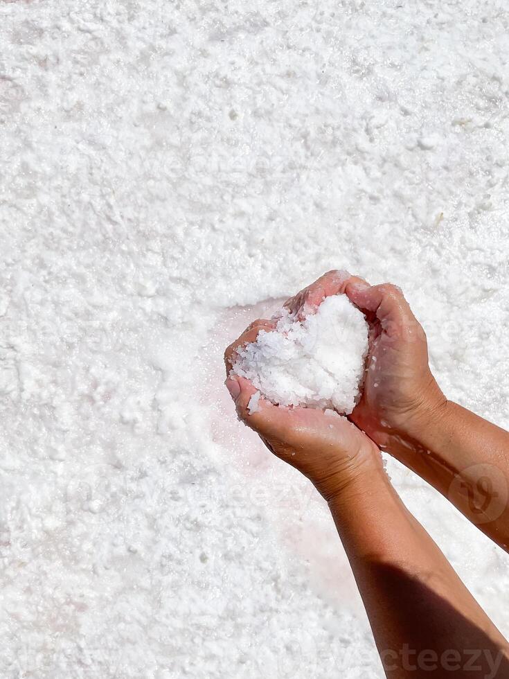 womans mani con sale nel sua mani contro il fondale di sale lago. foto