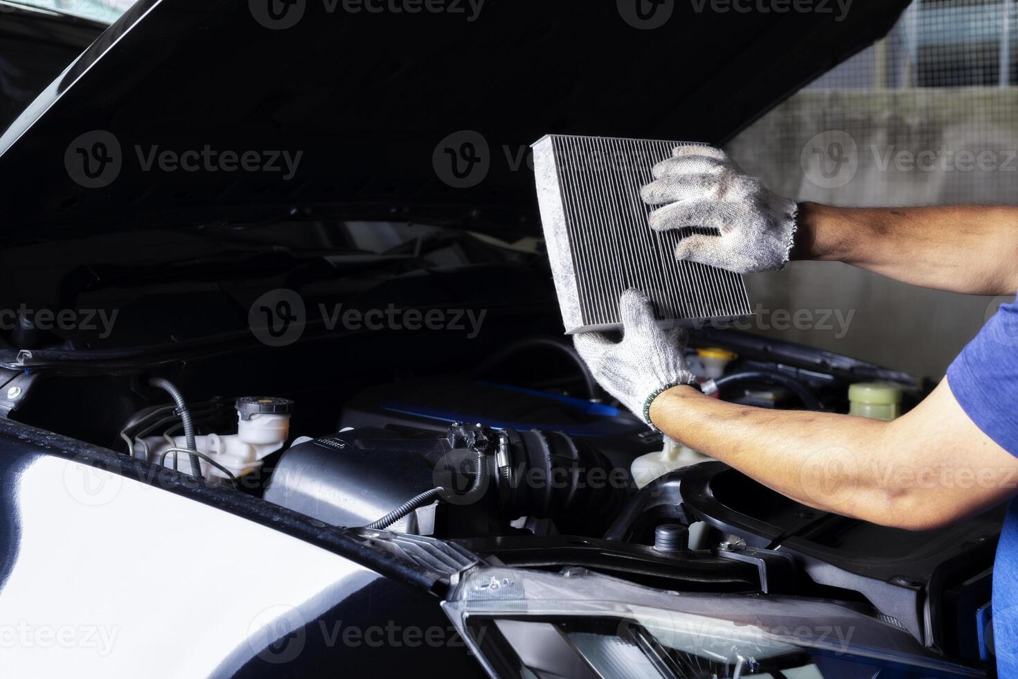 auto aria condizionatore sistema Manutenzione, mano meccanico Tenere auto aria filtro per dai un'occhiata per pulito sporco o fix riparazione calore avere un' problema o sostituire nuovo o modificare filtro. foto