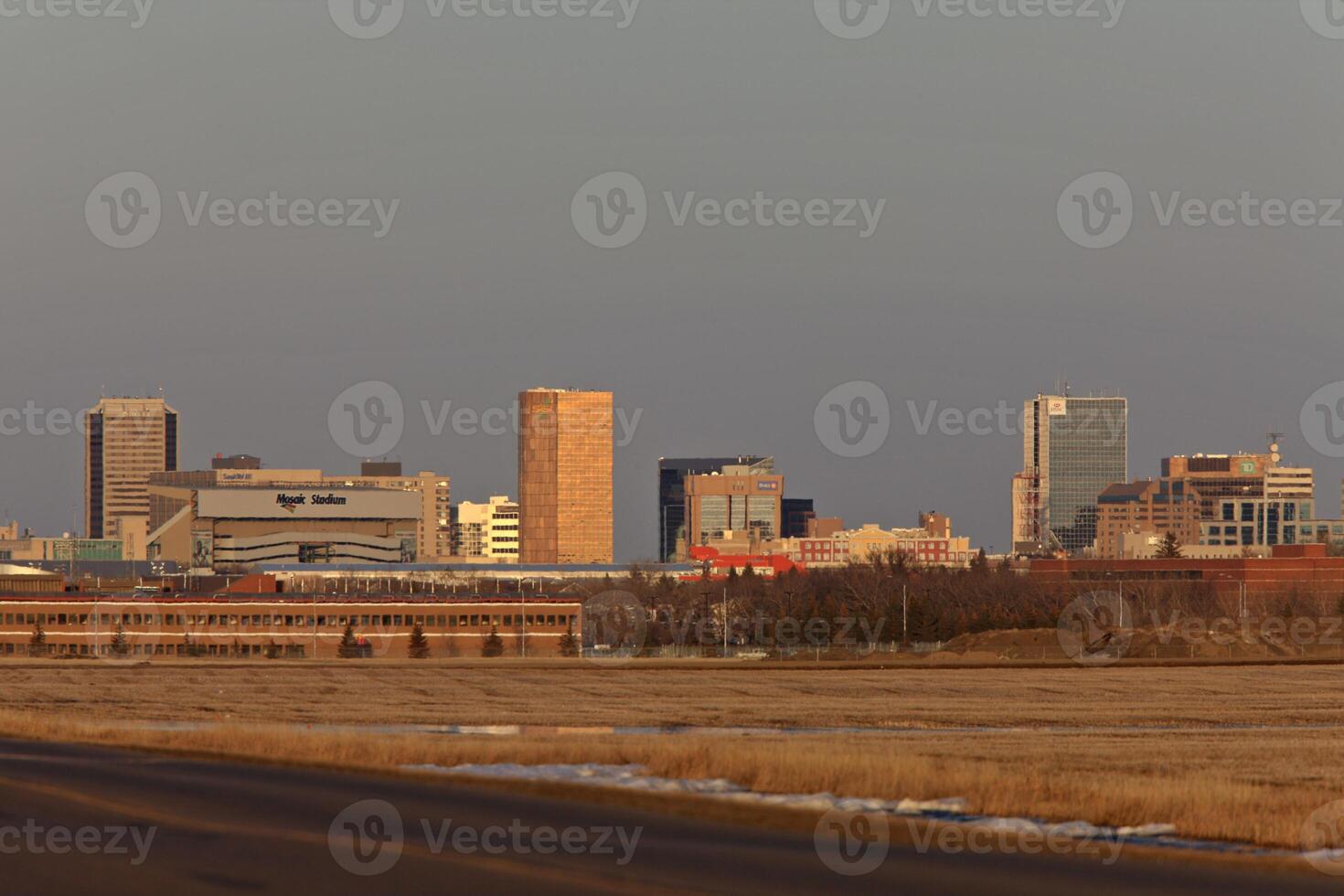 città di regina saskatchewan a tramonto foto