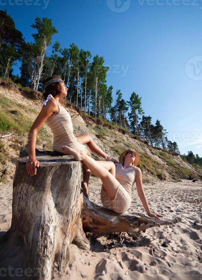 Due giovane donne nel retrò costumi da bagno di il mare foto