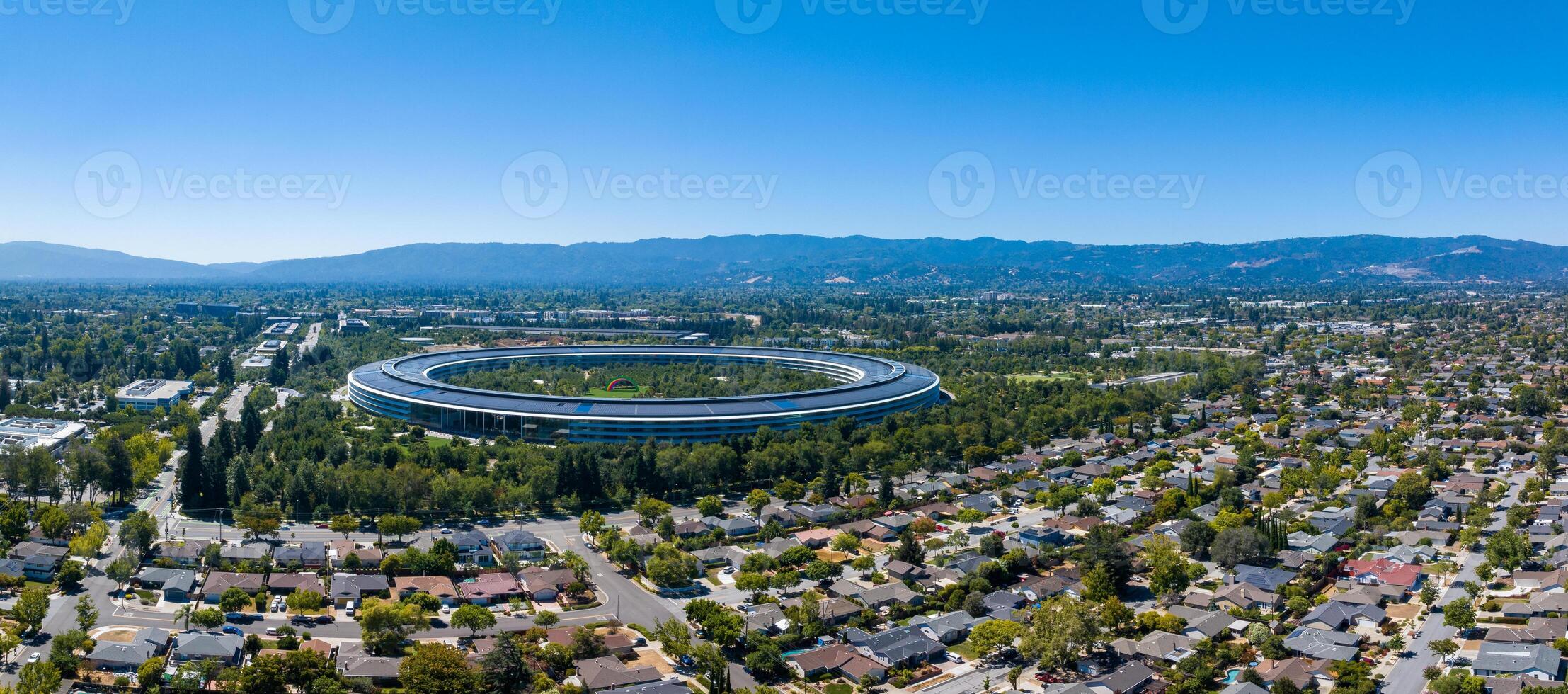 aereo Visualizza di il principale Mela ufficio edificio - un' spazio nave nel California foto