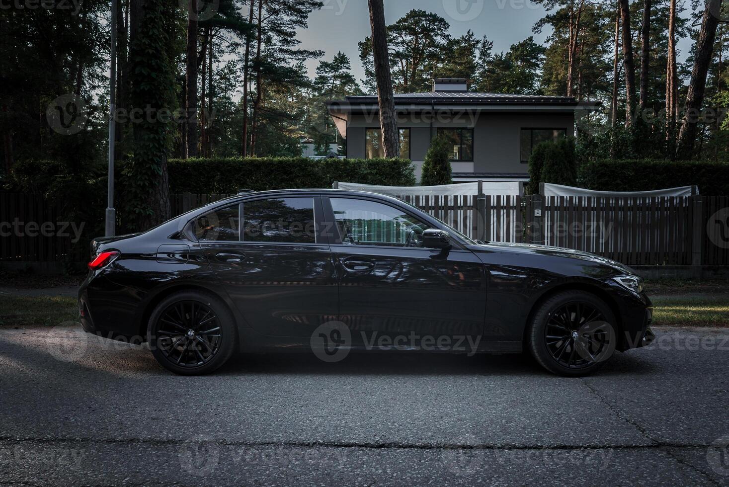 BMW 320 g20 parcheggiata su il strada di Lettonia. foto