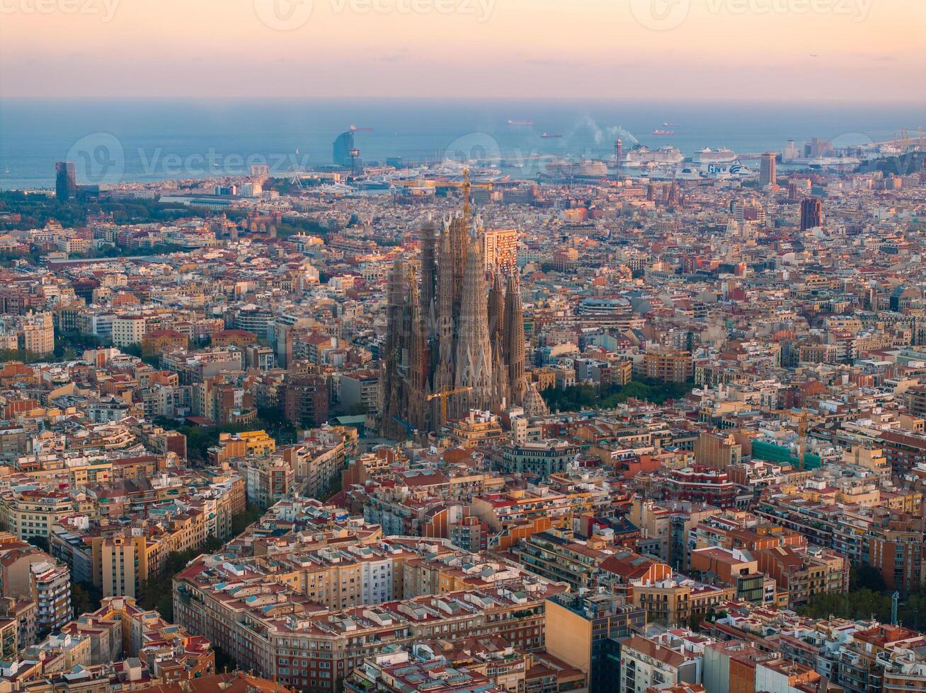 aereo Visualizza di Barcellona città orizzonte e sagrada familia Cattedrale a tramonto foto