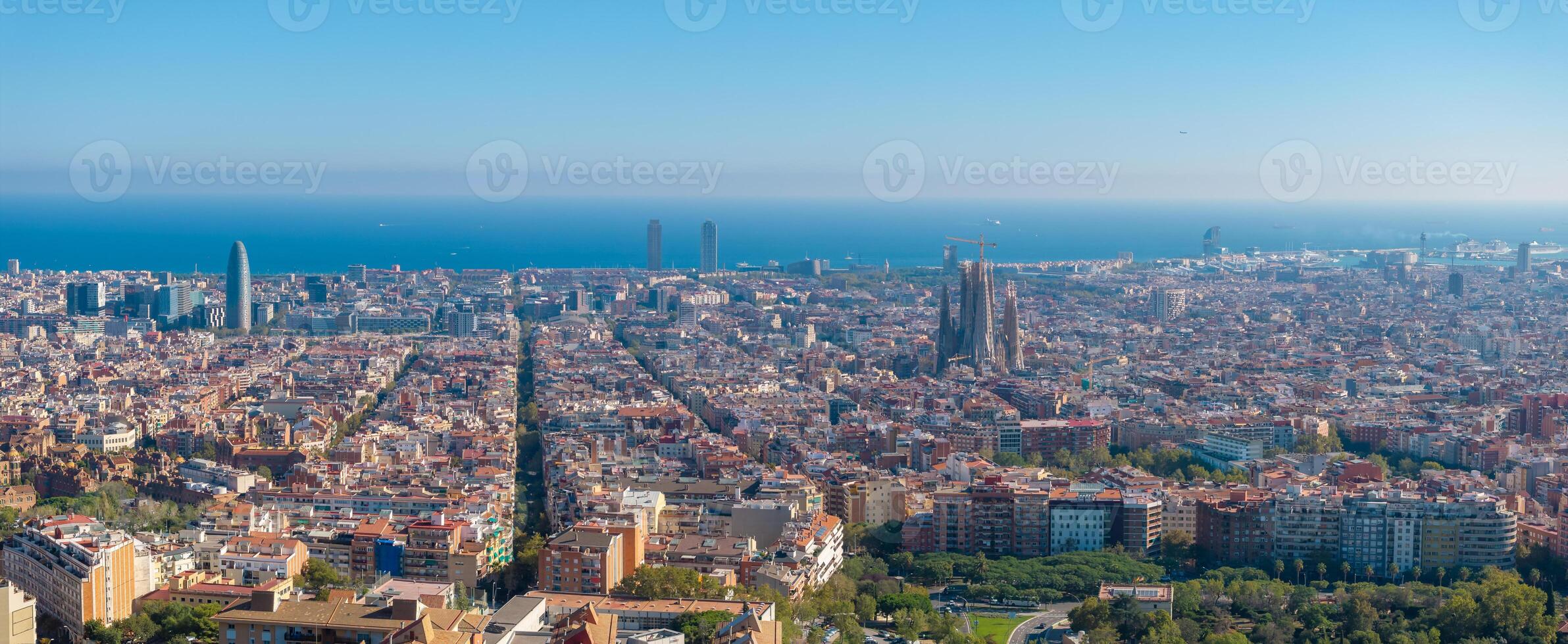 aereo Visualizza di Barcellona città orizzonte e sagrada familia Cattedrale a tramonto foto