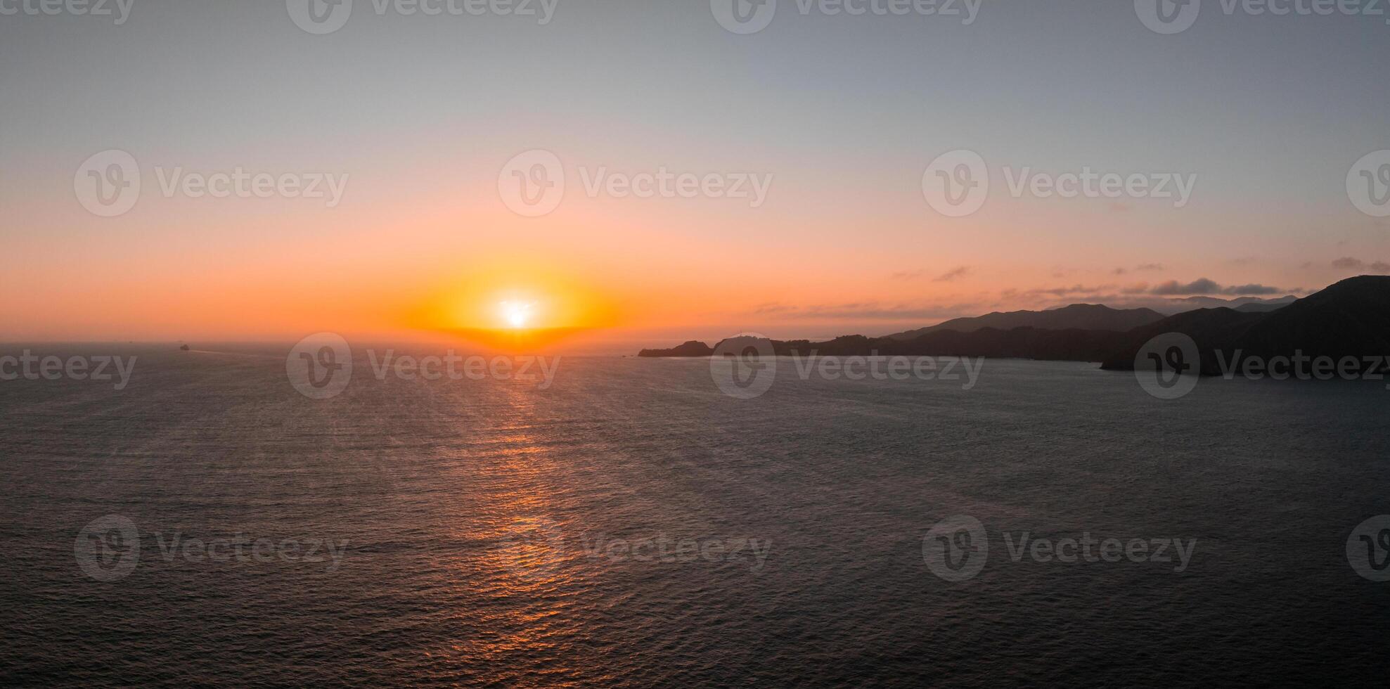 luminosa tramonto con grande giallo sole sotto il Pacifico oceano. foto