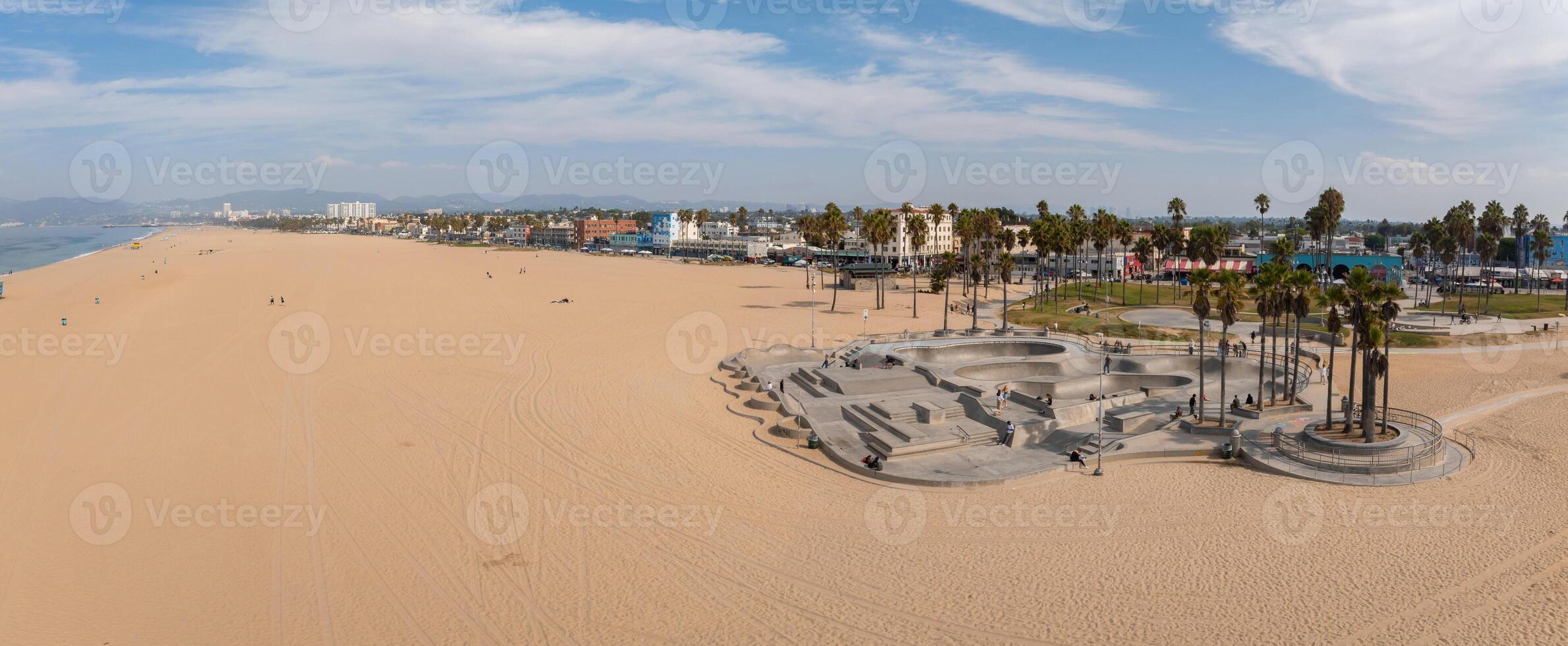 pattinare tavola parco nel Venezia spiaggia a tramonto, California, Stati Uniti d'America foto