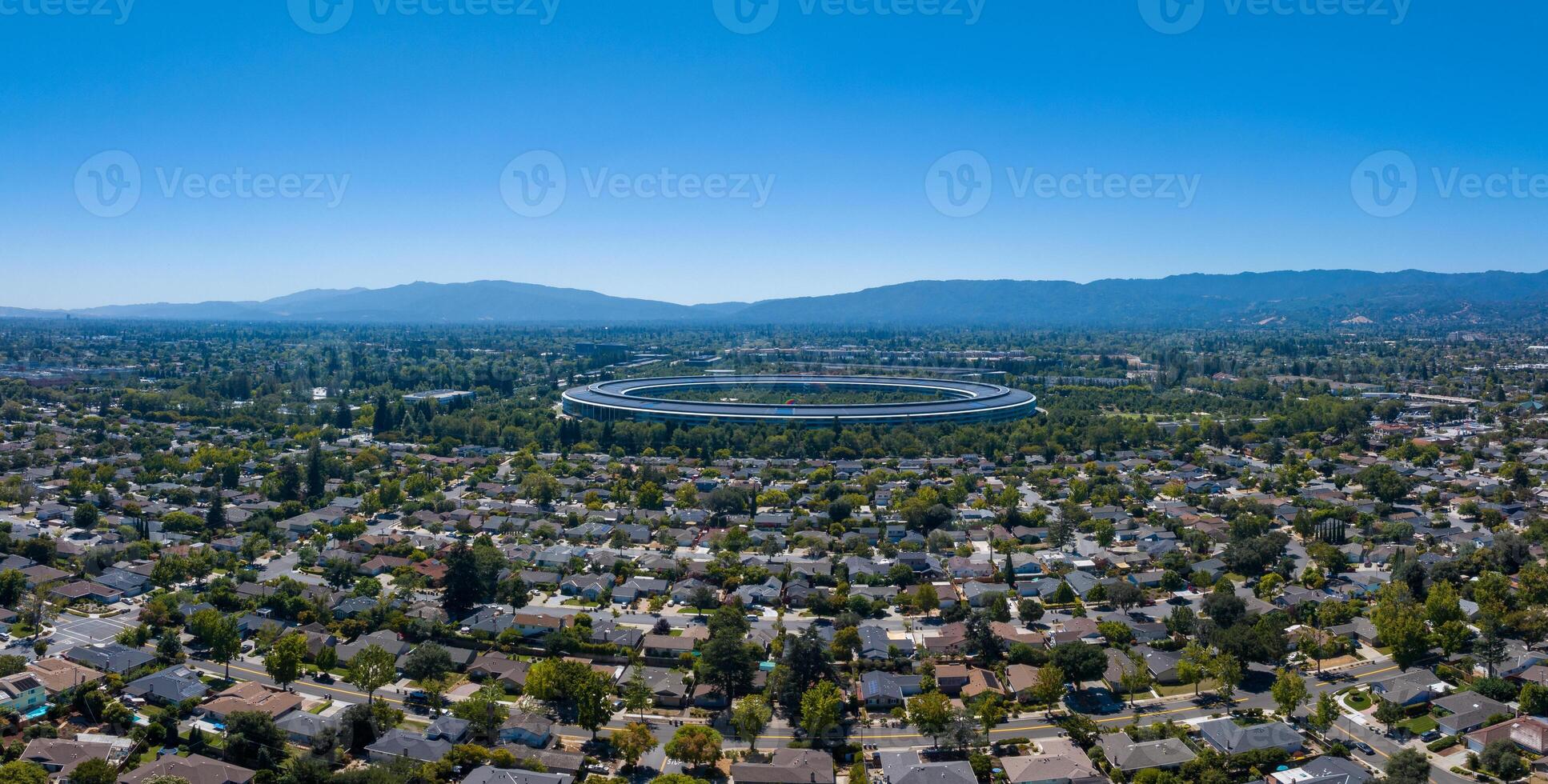 aereo Visualizza di il principale Mela ufficio edificio - un' spazio nave nel California foto