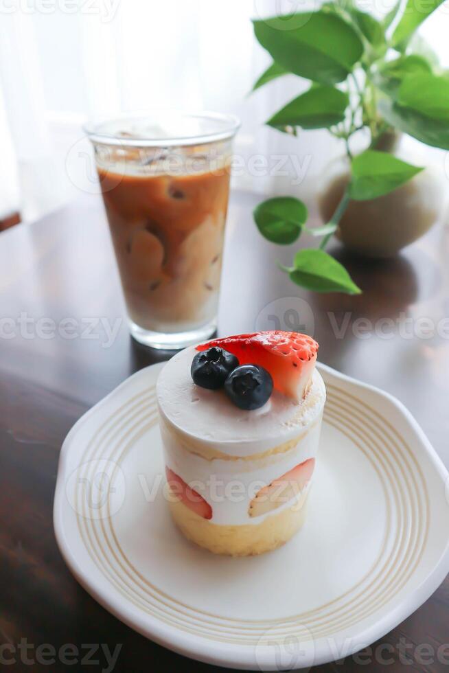 fragola shortcake o fragola torta con fragola e mirtillo guarnizione e caffè foto