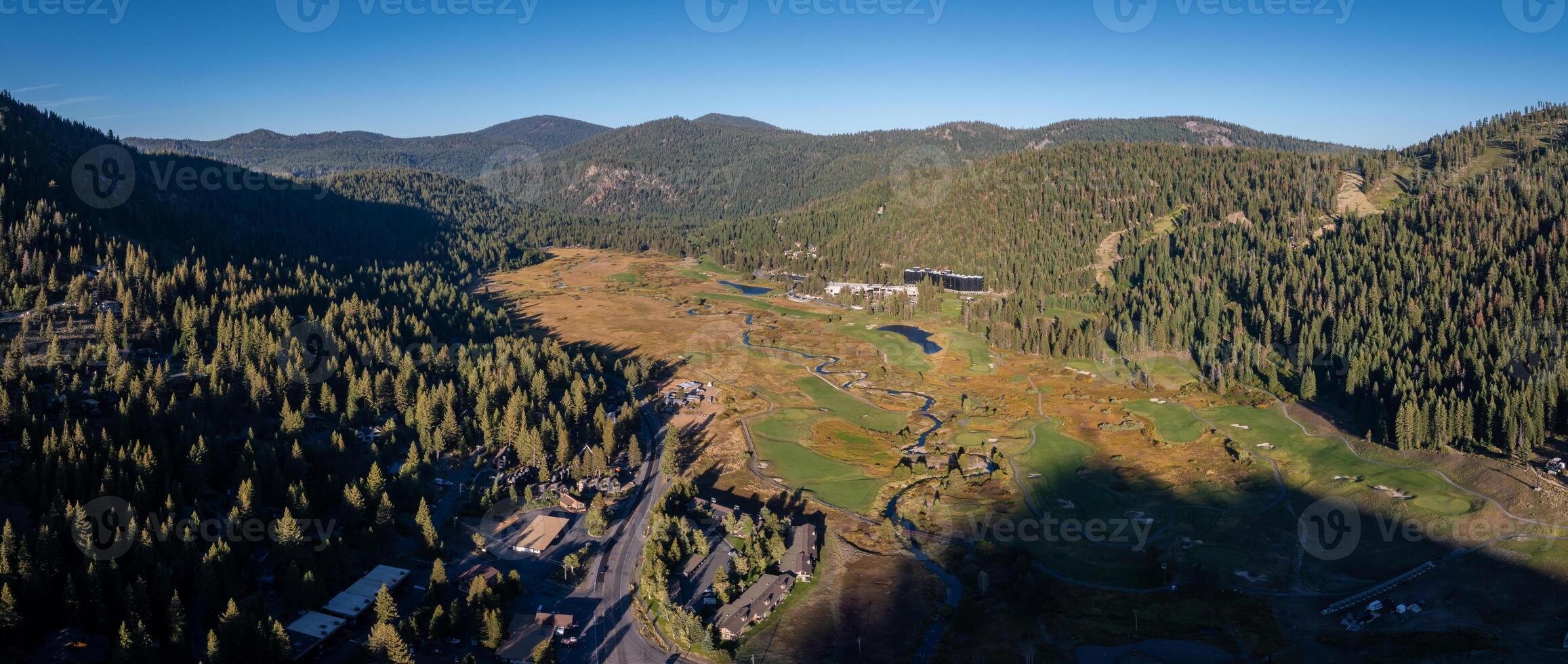 aereo Visualizza di il olimpico villaggio con montagna Visualizza foto