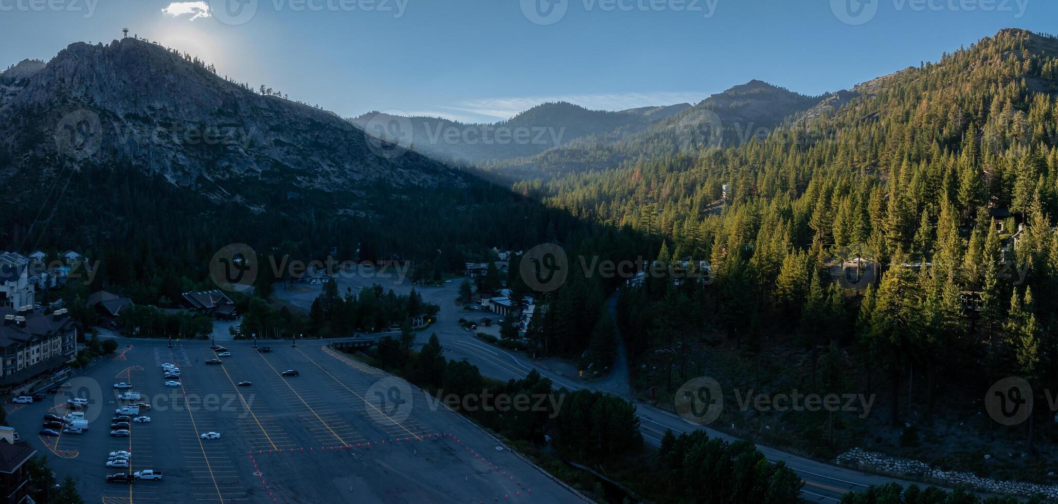 aereo Visualizza di il olimpico villaggio con montagna Visualizza foto