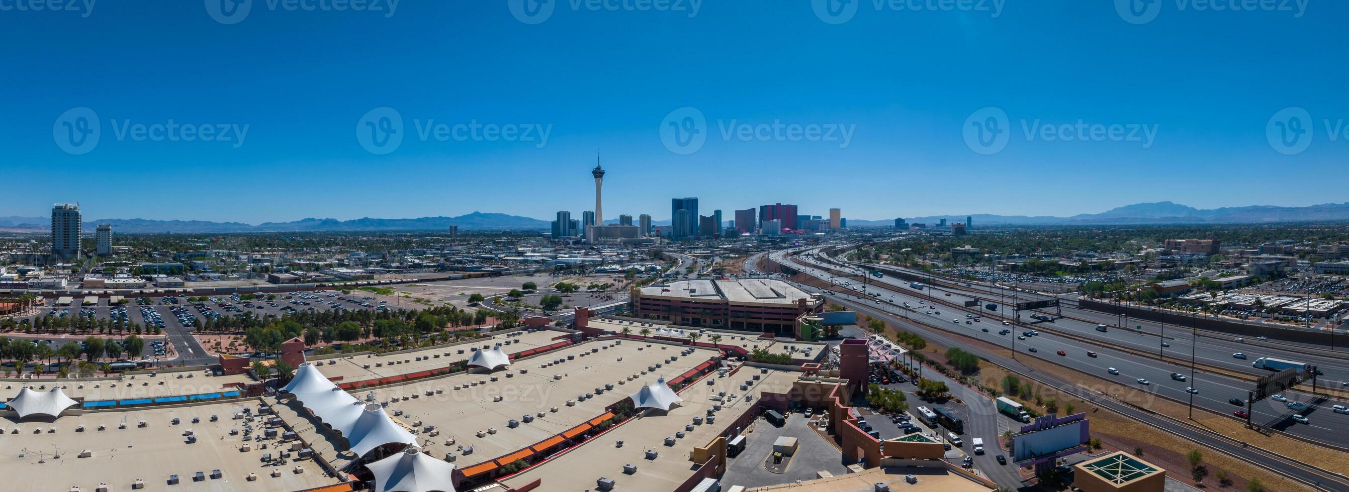 panoramico las vegas paesaggio urbano con stratosfera Torre e shopping centro commerciale in mezzo montagne foto