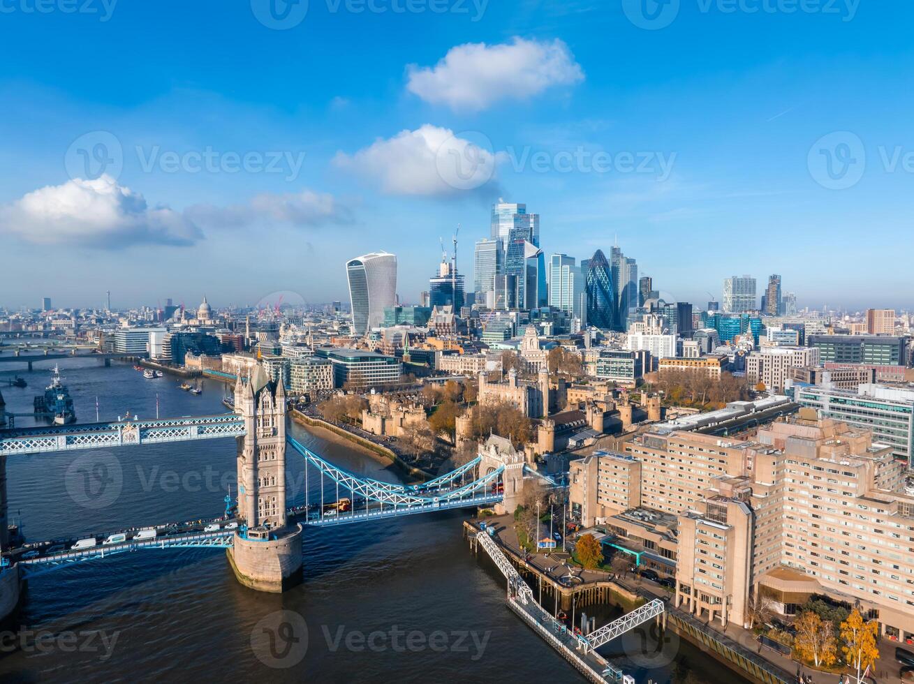 aereo Visualizza di il iconico Torre ponte collegamento londinese con Southwark foto