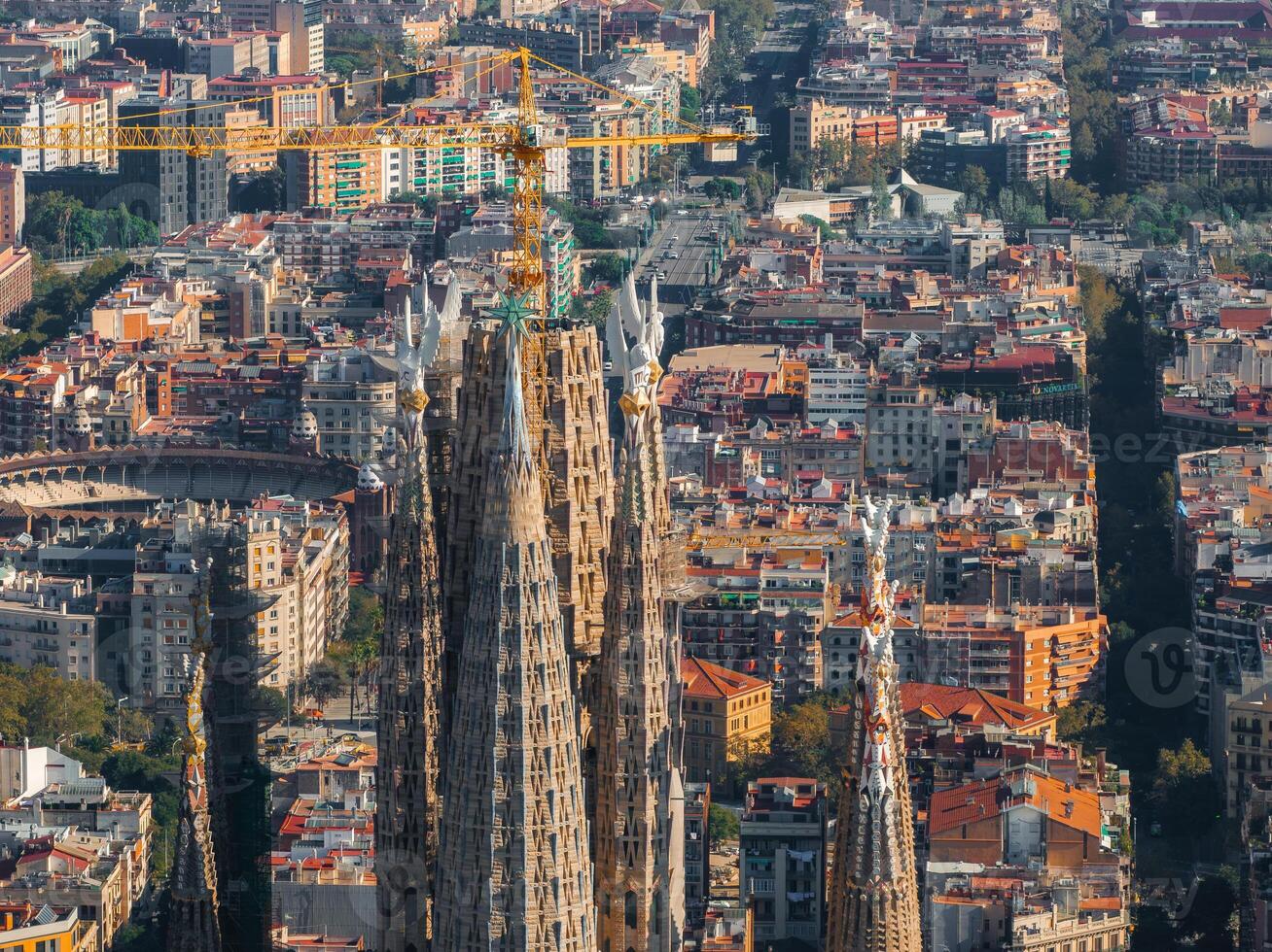 aereo Visualizza di Barcellona città orizzonte e sagrada familia Cattedrale a tramonto foto