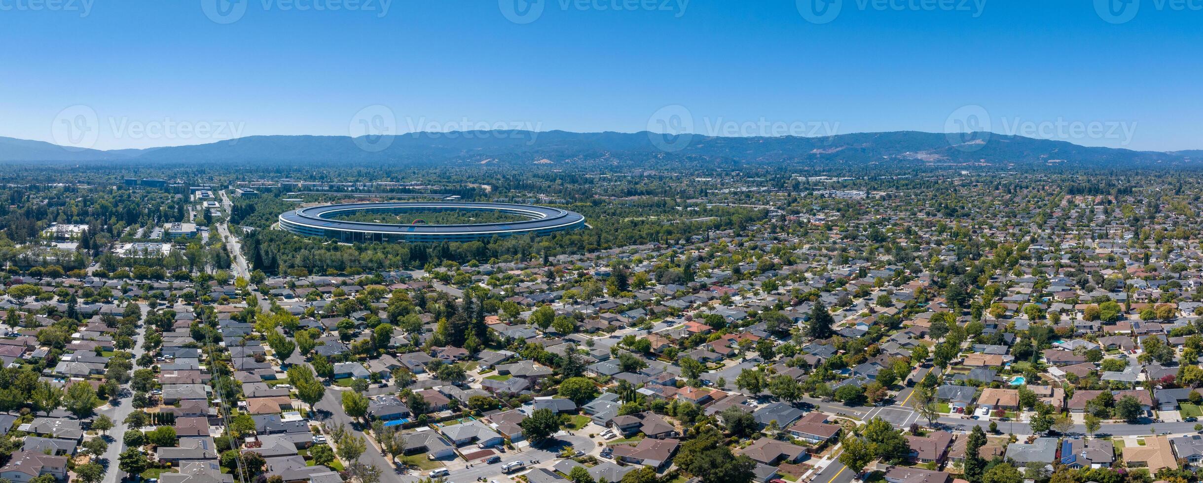 aereo Visualizza di il principale Mela ufficio edificio - un' spazio nave nel California foto