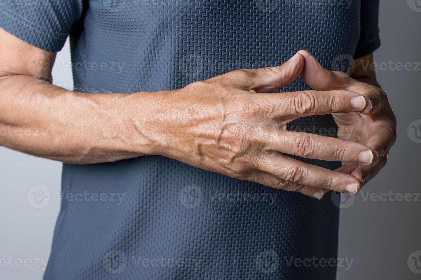 uomo Tenere il suo mani piegato nel davanti di lui foto