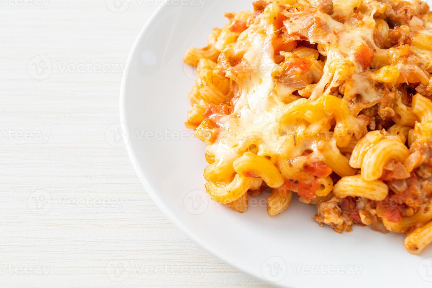 maccheroni fatti in casa alla bolognese con formaggio foto