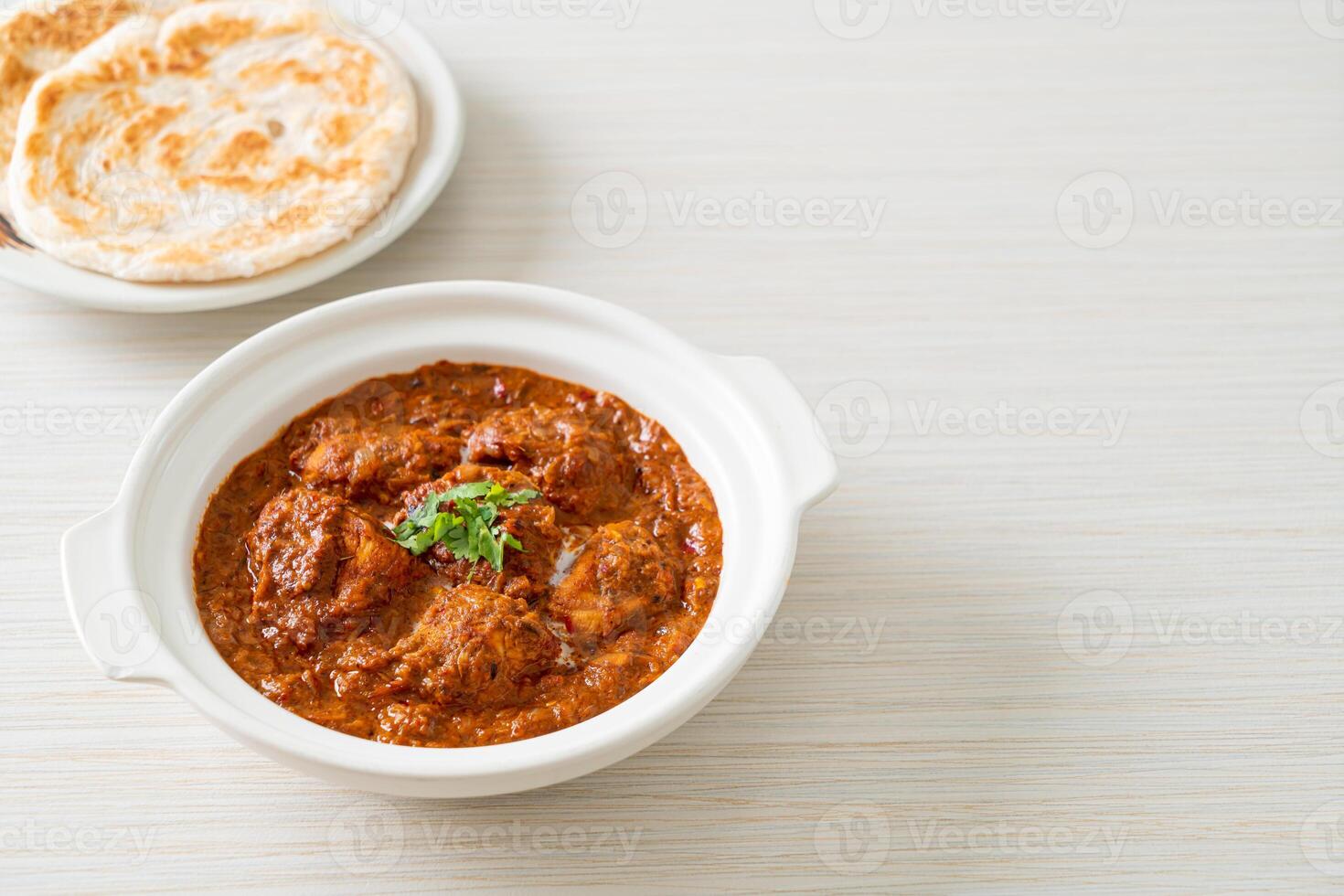 pollo tikka masala cibo piccante a base di carne al curry con roti o pane naan foto