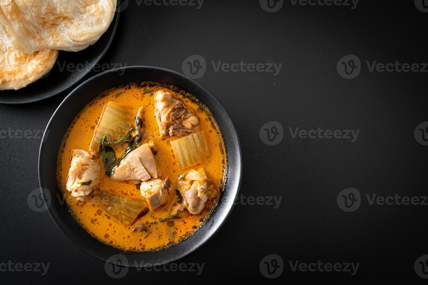 zuppa di pollo al curry con roti foto