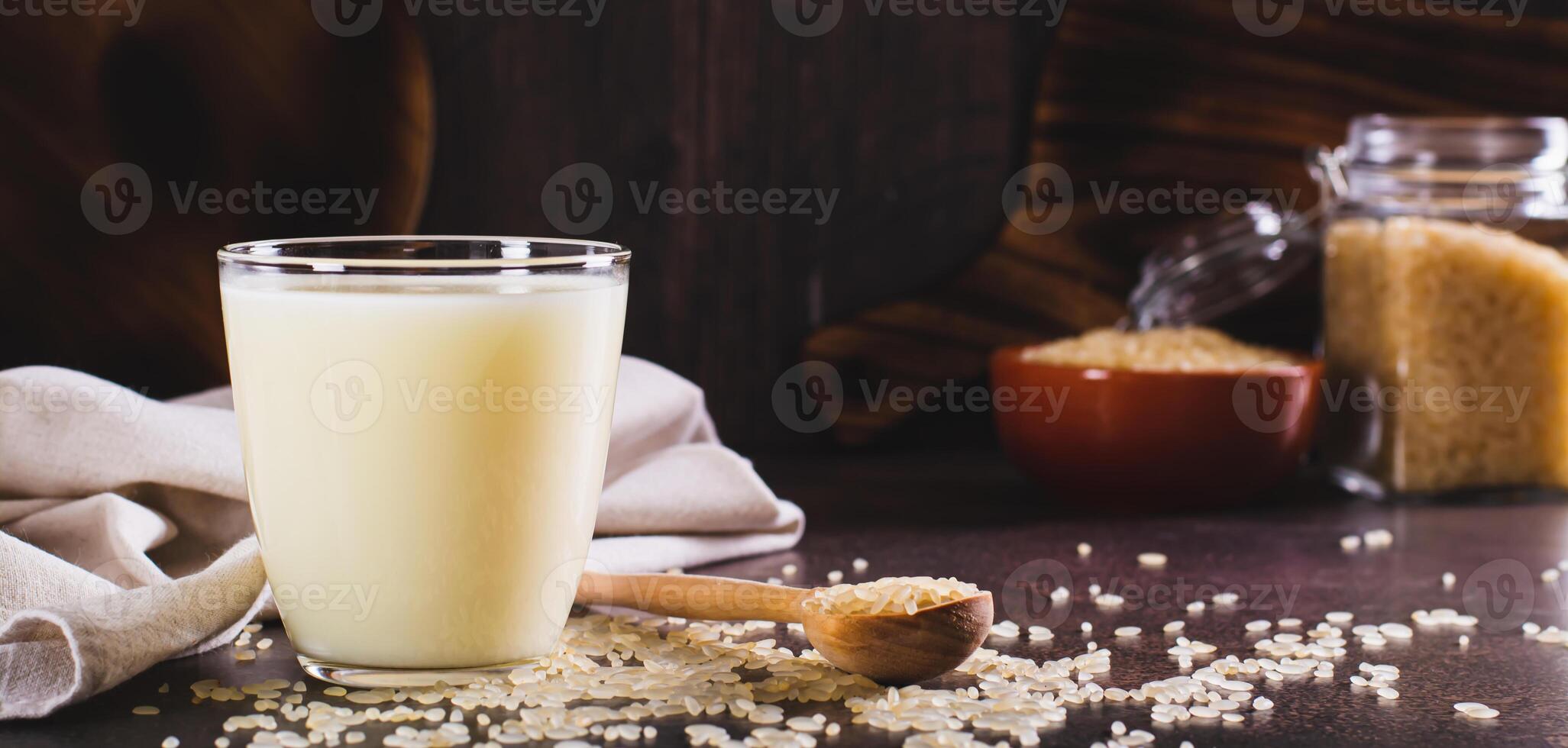 senza lattosio riso latte nel un' bicchiere e riso cereale su il tavolo ragnatela bandiera foto