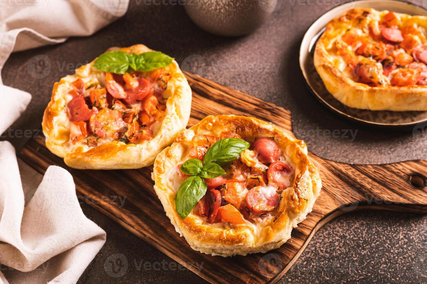 Chicago Pizza pentola torta con pomodori, formaggio e salsiccia su un' di legno tavola foto