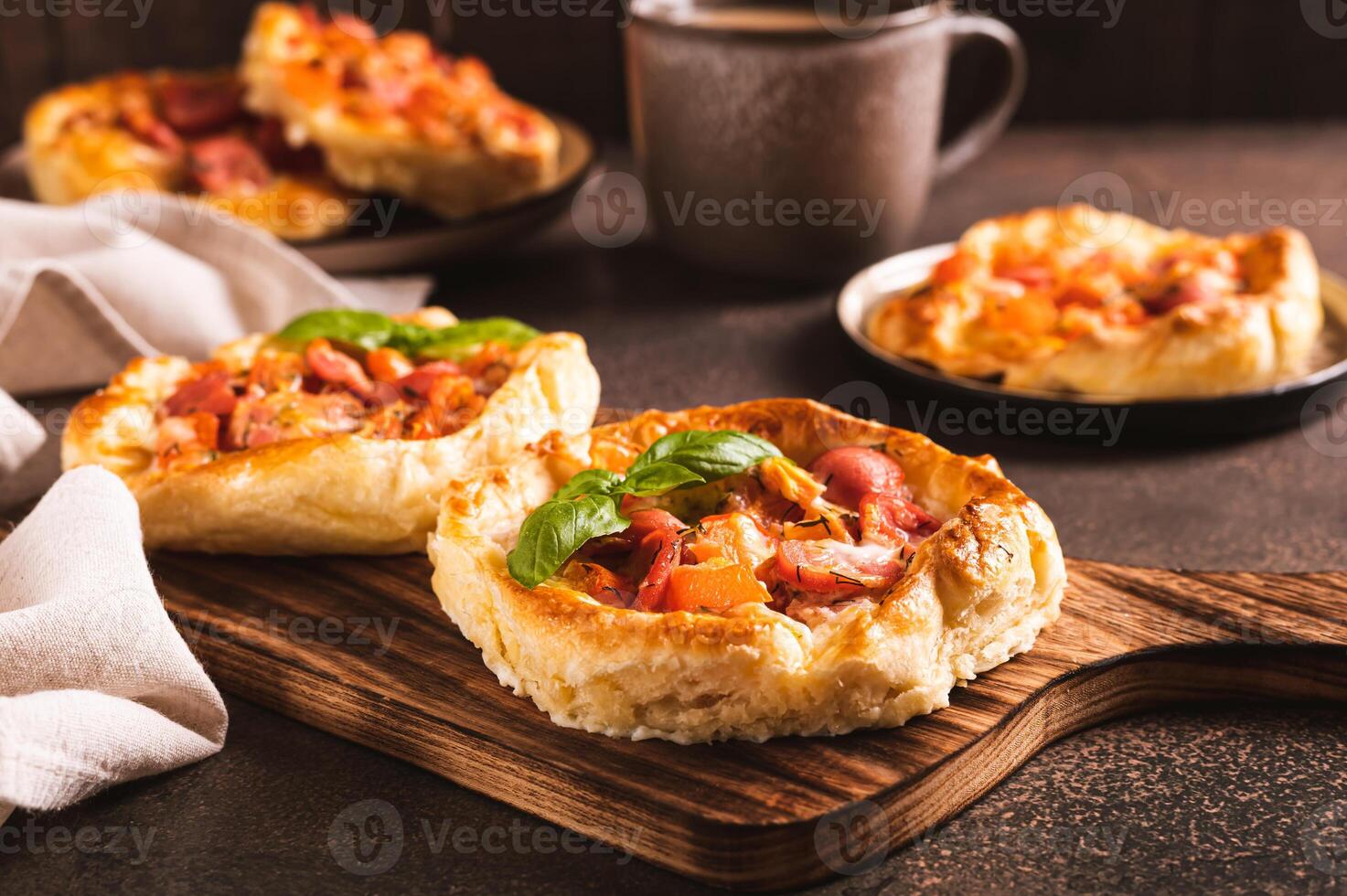 Chicago Pizza pentola torta con salsiccia, pomodori e formaggio su un' tavola su il tavolo foto