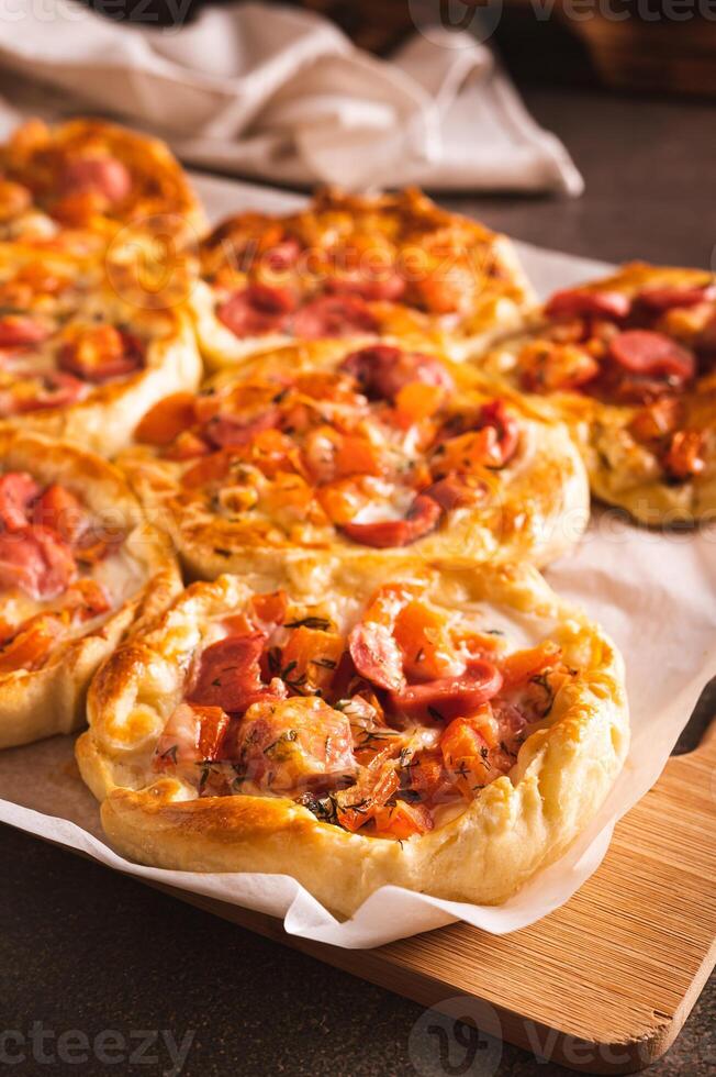 fresco Pizza pentola torte con pomodori, formaggio e salsicce su un' di legno tavola verticale Visualizza foto