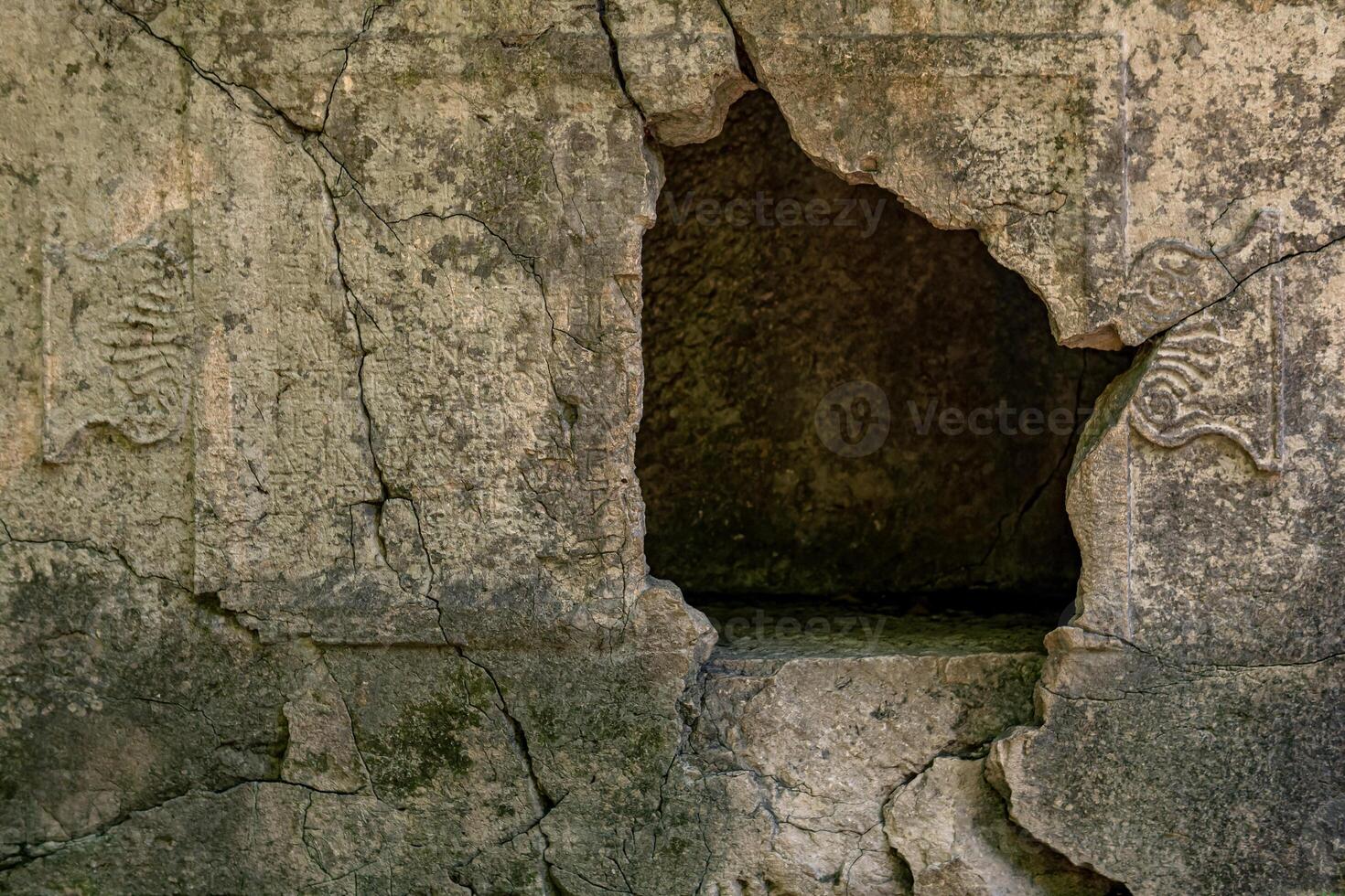 vuoto sarcofago con un' buco nel il parete nel il rovine di il antico città di Olimpo, tacchino foto