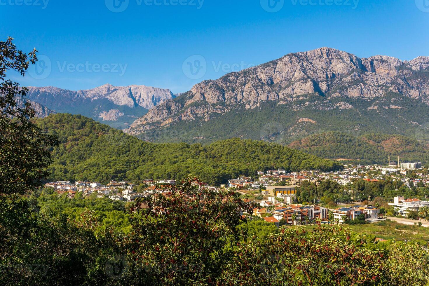 Visualizza e di il cittadina nel un' montagna valle kemer, tacchino con montare tahtali liceo Olimpo nel il distanza foto